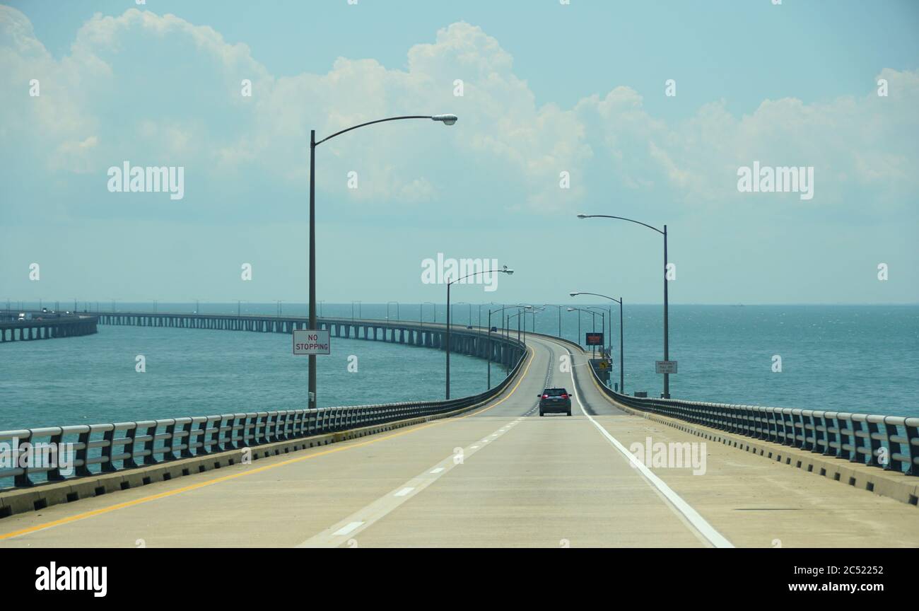 Virginia, U.S.A - 29 giugno 2020 - il traffico leggero sul tunnel del ponte di Chesapeake Bay in estate Foto Stock