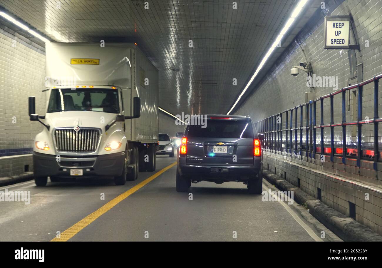 Virginia, U.S.A - 29 giugno 2020 - il traffico all'interno del Chesapeake Bay Bridge Tunnel Foto Stock