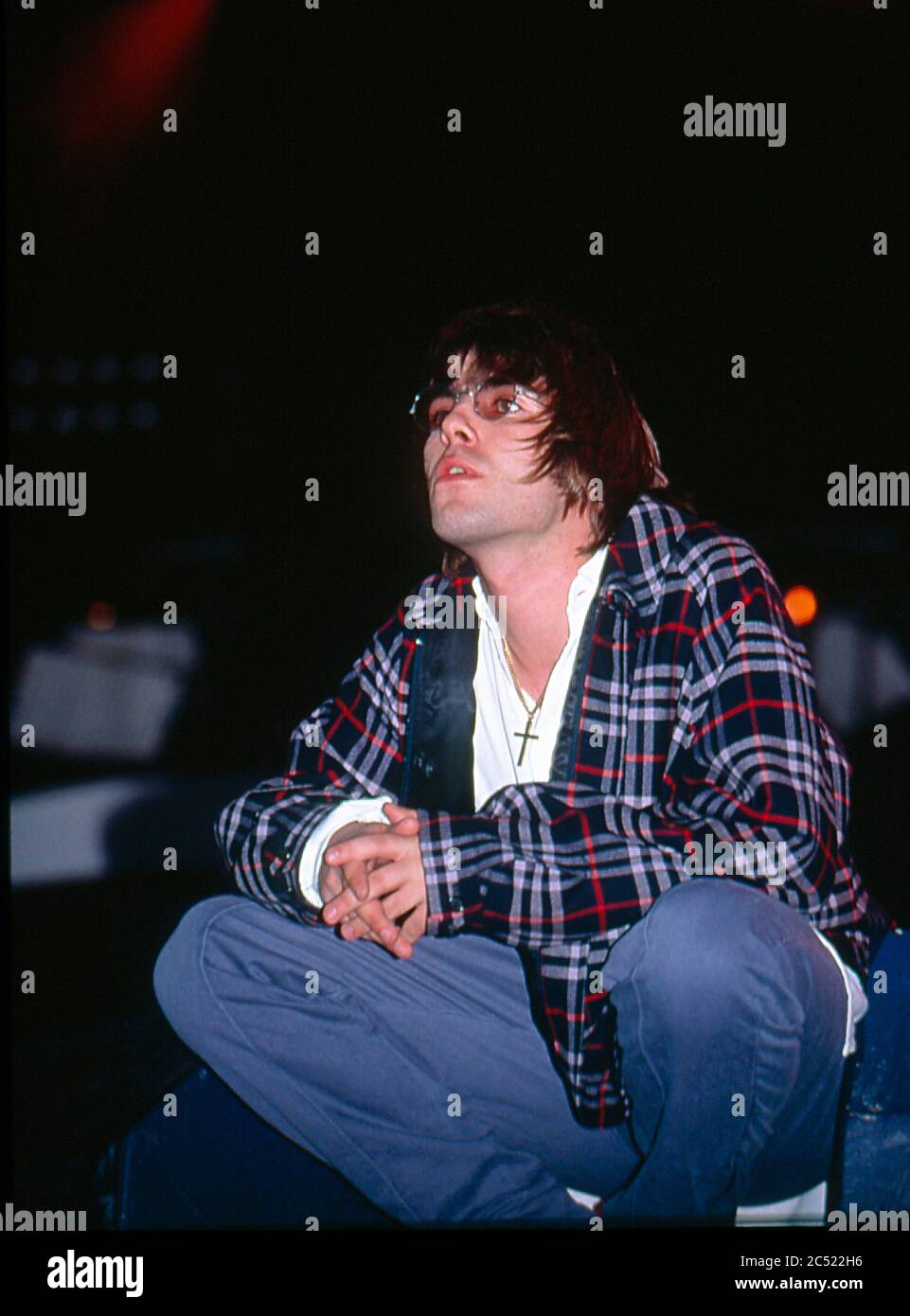 Oasis in concerto al Manchester City Stadium in Maine Road, Manchester 27 aprile 1996: Liam Gallagher Foto Stock