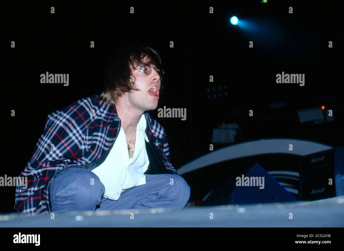 Oasis in concerto al Manchester City Stadium in Maine Road, Manchester 27 aprile 1996: Liam Gallagher Foto Stock