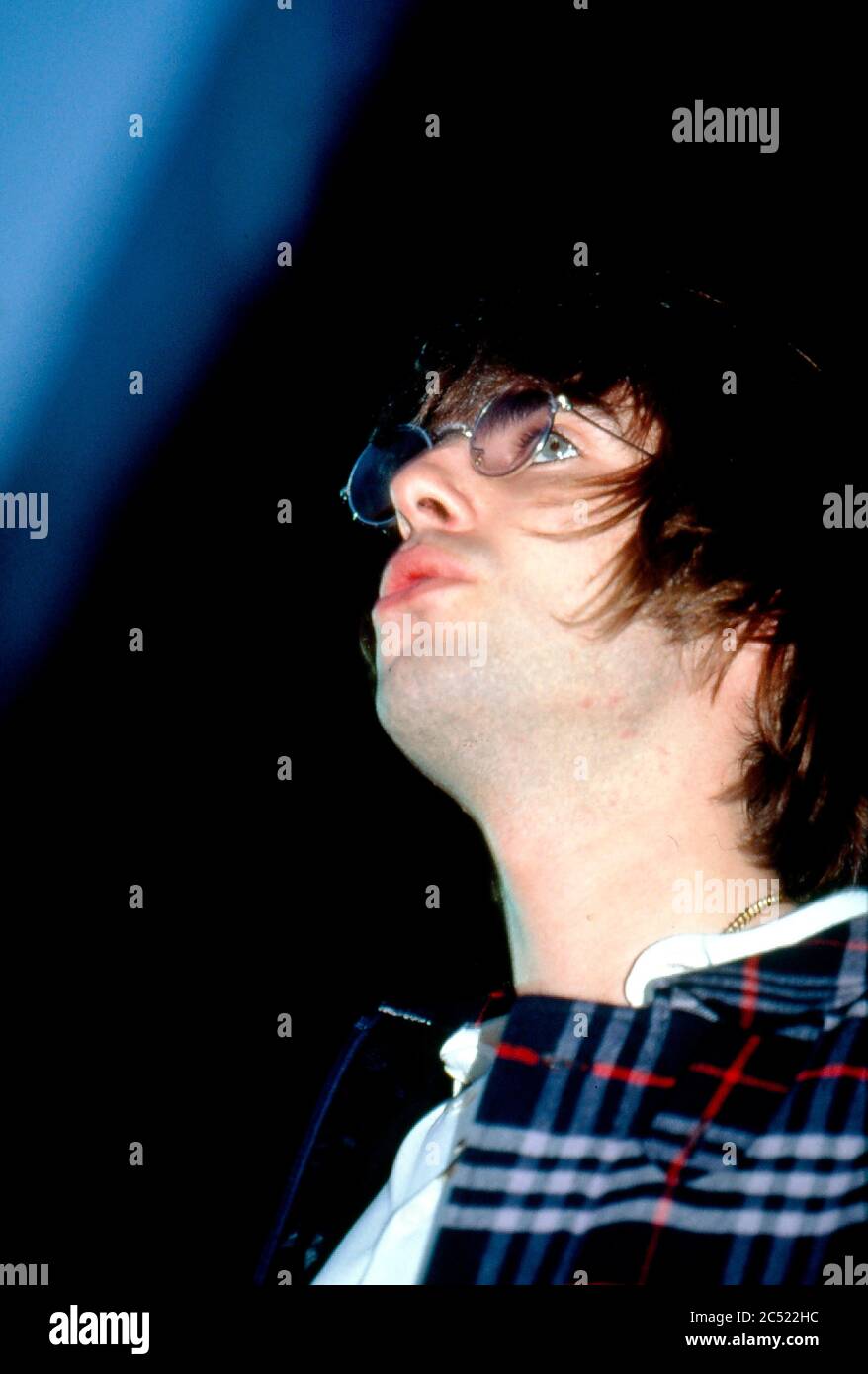 Oasis in concerto al Manchester City Stadium in Maine Road, Manchester 27 aprile 1996: Liam Gallagher Foto Stock
