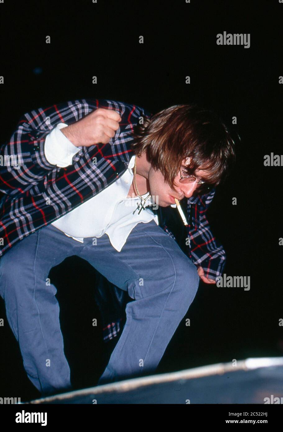 Oasis in concerto al Manchester City Stadium in Maine Road, Manchester 27 aprile 1996: Liam Gallagher Foto Stock