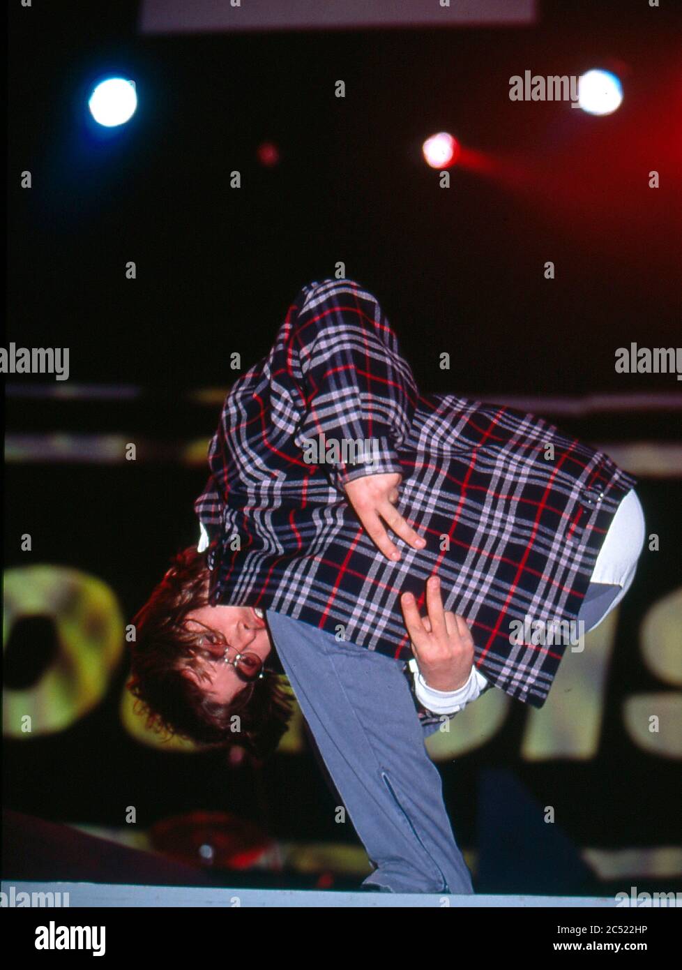 Oasis in concerto al Manchester City Stadium in Maine Road, Manchester 27 aprile 1996: Liam Gallagher Foto Stock