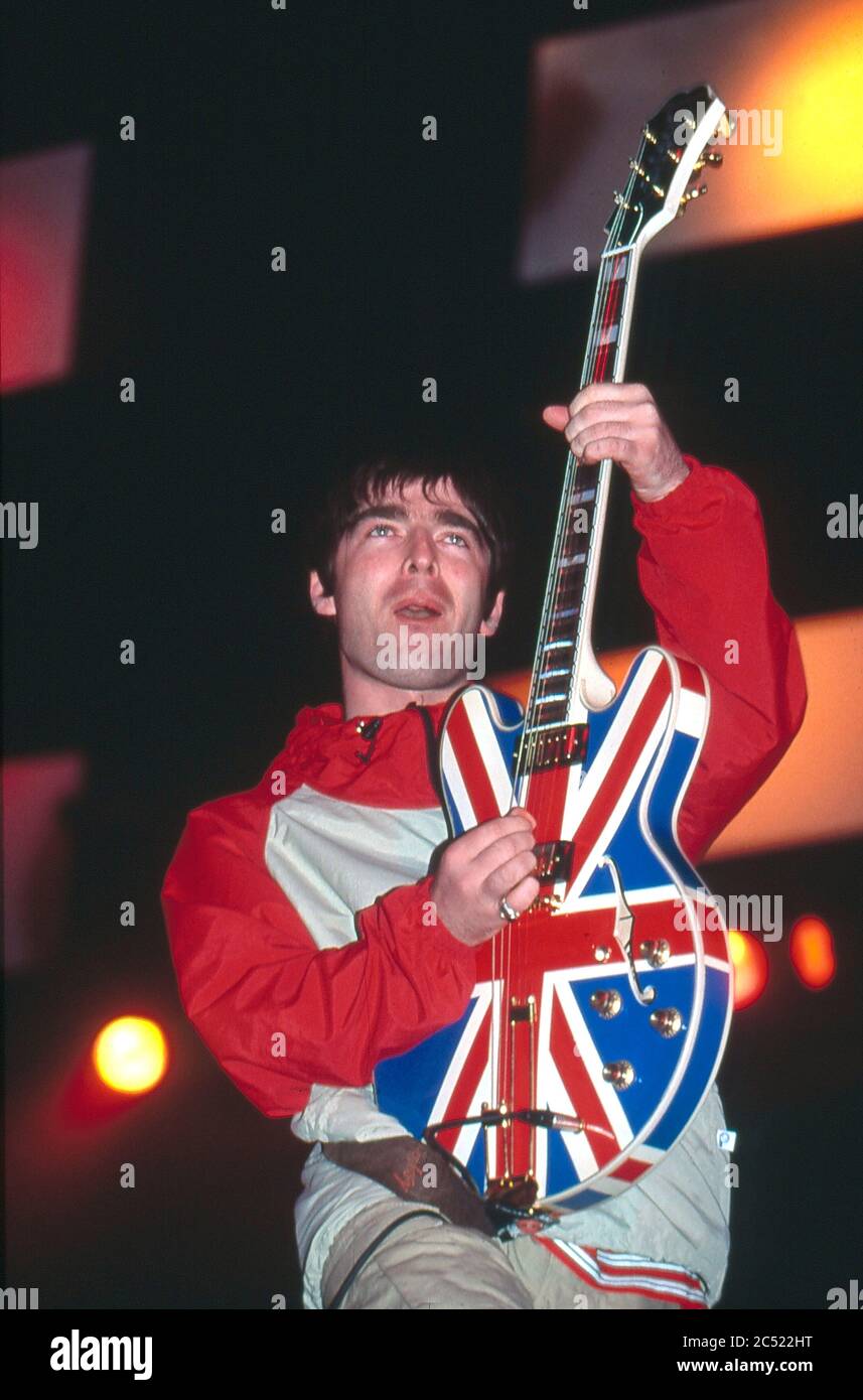 Oasis in concerto al Manchester City Stadium in Maine Road, Manchester 27 aprile 1996: Noel Gallagher Foto Stock