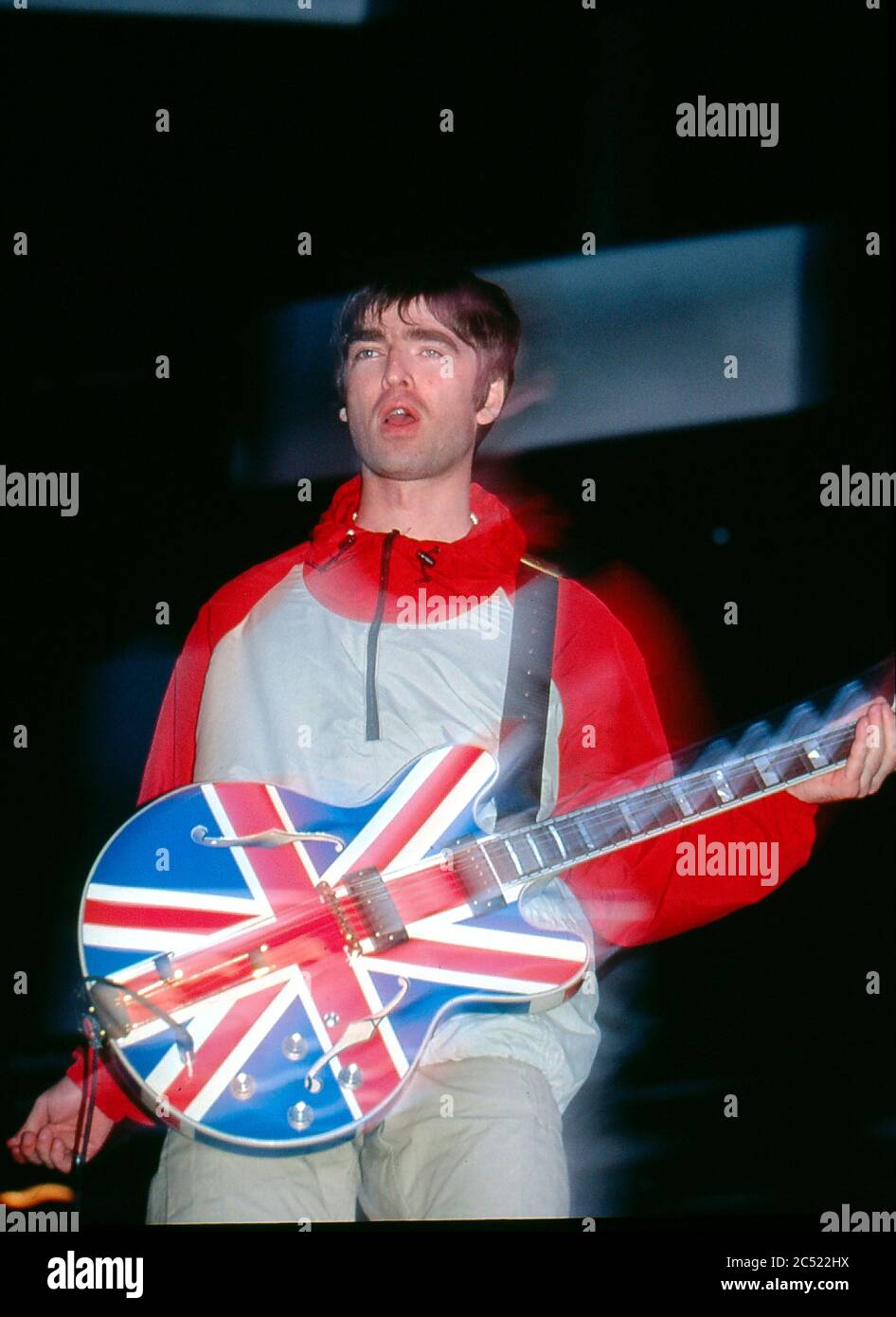 Oasis in concerto al Manchester City Stadium in Maine Road, Manchester 27 aprile 1996: Noel Gallagher Foto Stock