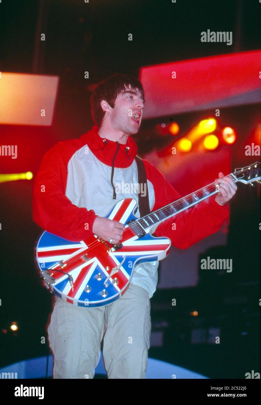 Oasis in concerto al Manchester City Stadium in Maine Road, Manchester 27 aprile 1996: Noel Gallagher Foto Stock