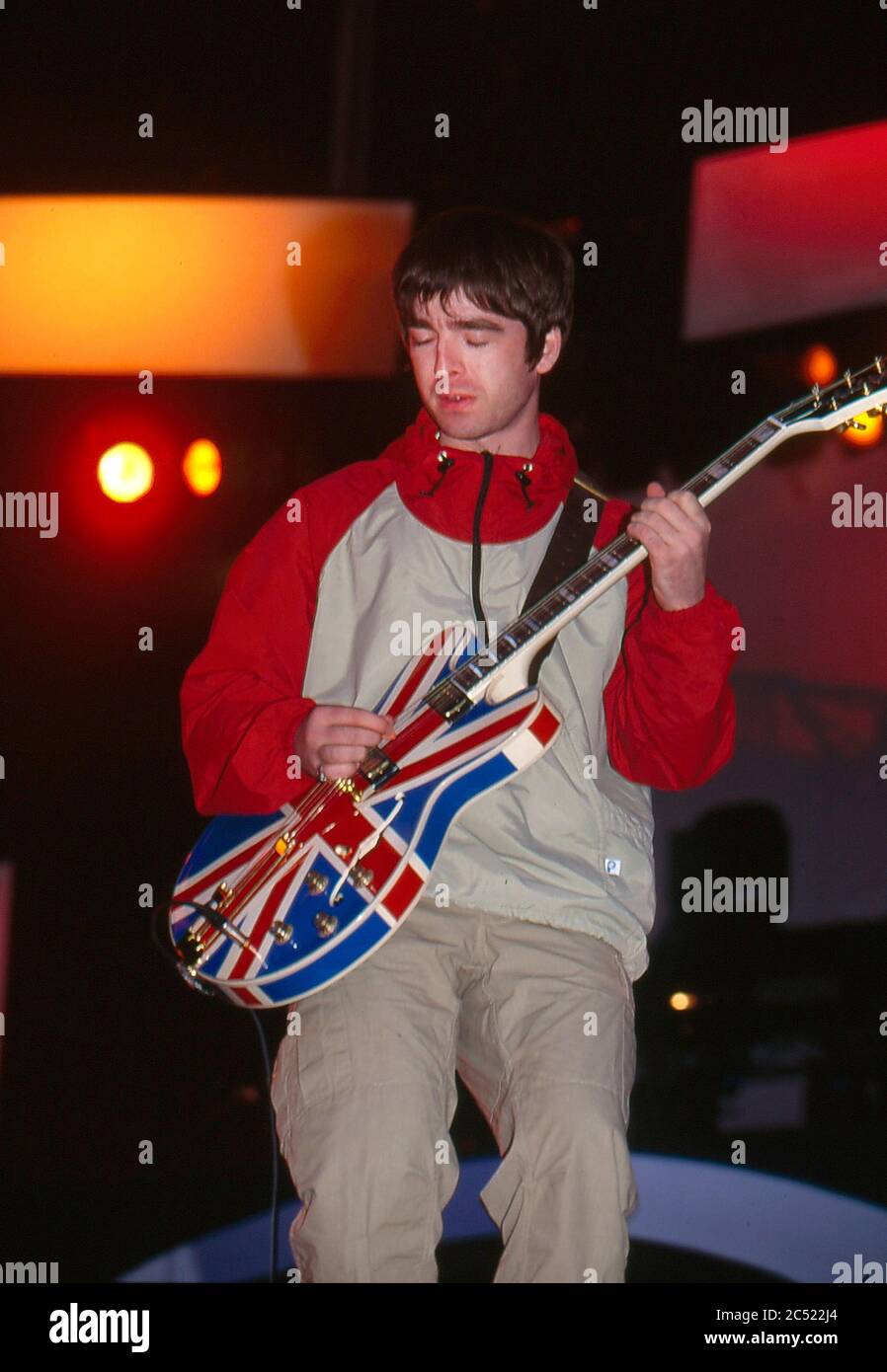 Oasis in concerto al Manchester City Stadium in Maine Road, Manchester 27 aprile 1996: Noel Gallagher Foto Stock