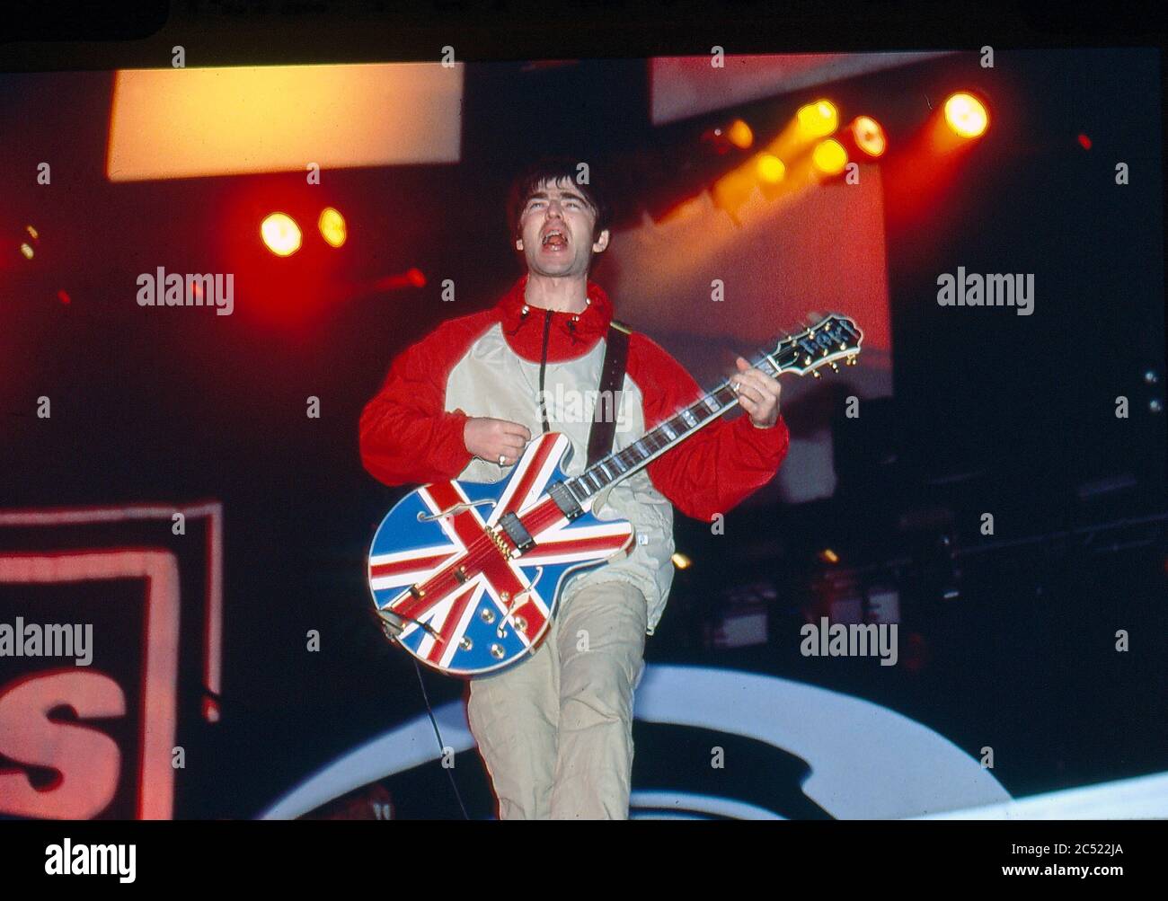 Oasis in concerto al Manchester City Stadium in Maine Road, Manchester 27 aprile 1996: Noel Gallagher Foto Stock