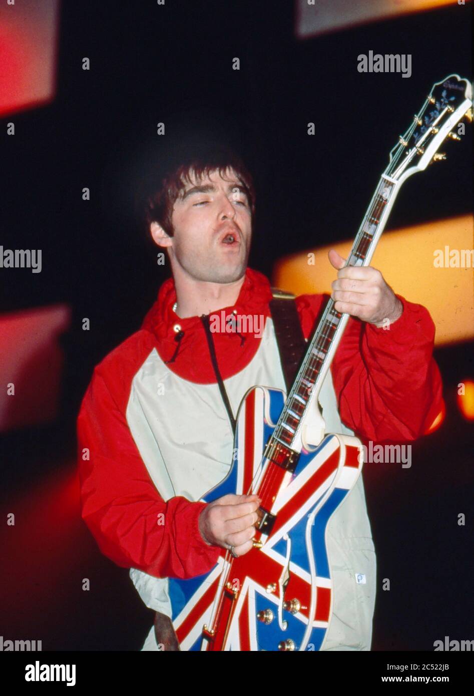 Oasis in concerto al Manchester City Stadium in Maine Road, Manchester 27 aprile 1996: Noel Gallagher Foto Stock