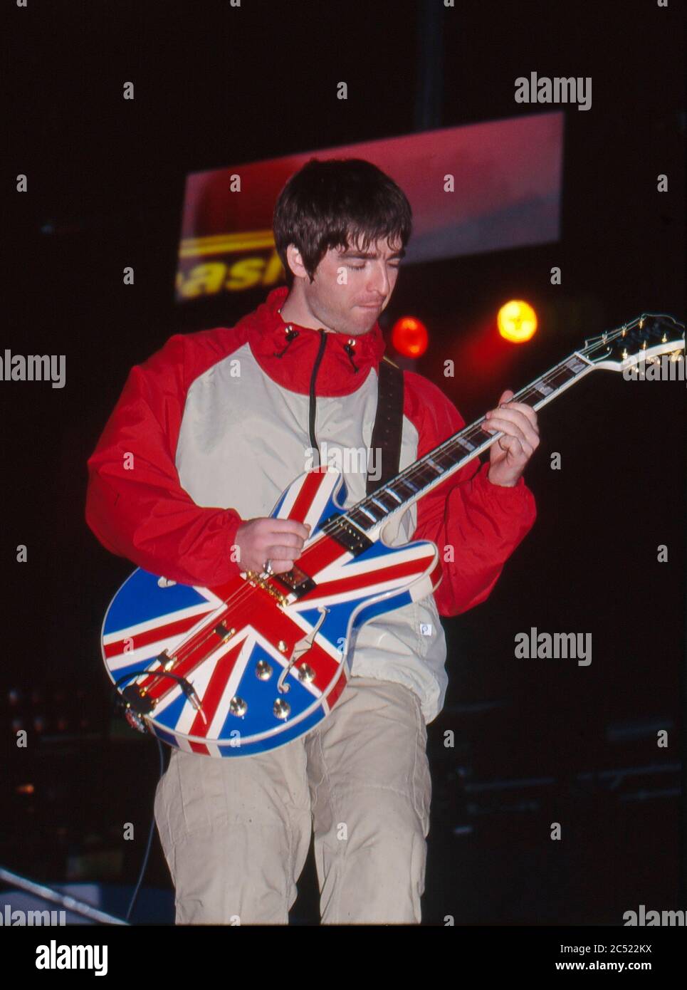 Oasis in concerto al Manchester City Stadium in Maine Road, Manchester 27 aprile 1996: Noel Gallagher Foto Stock