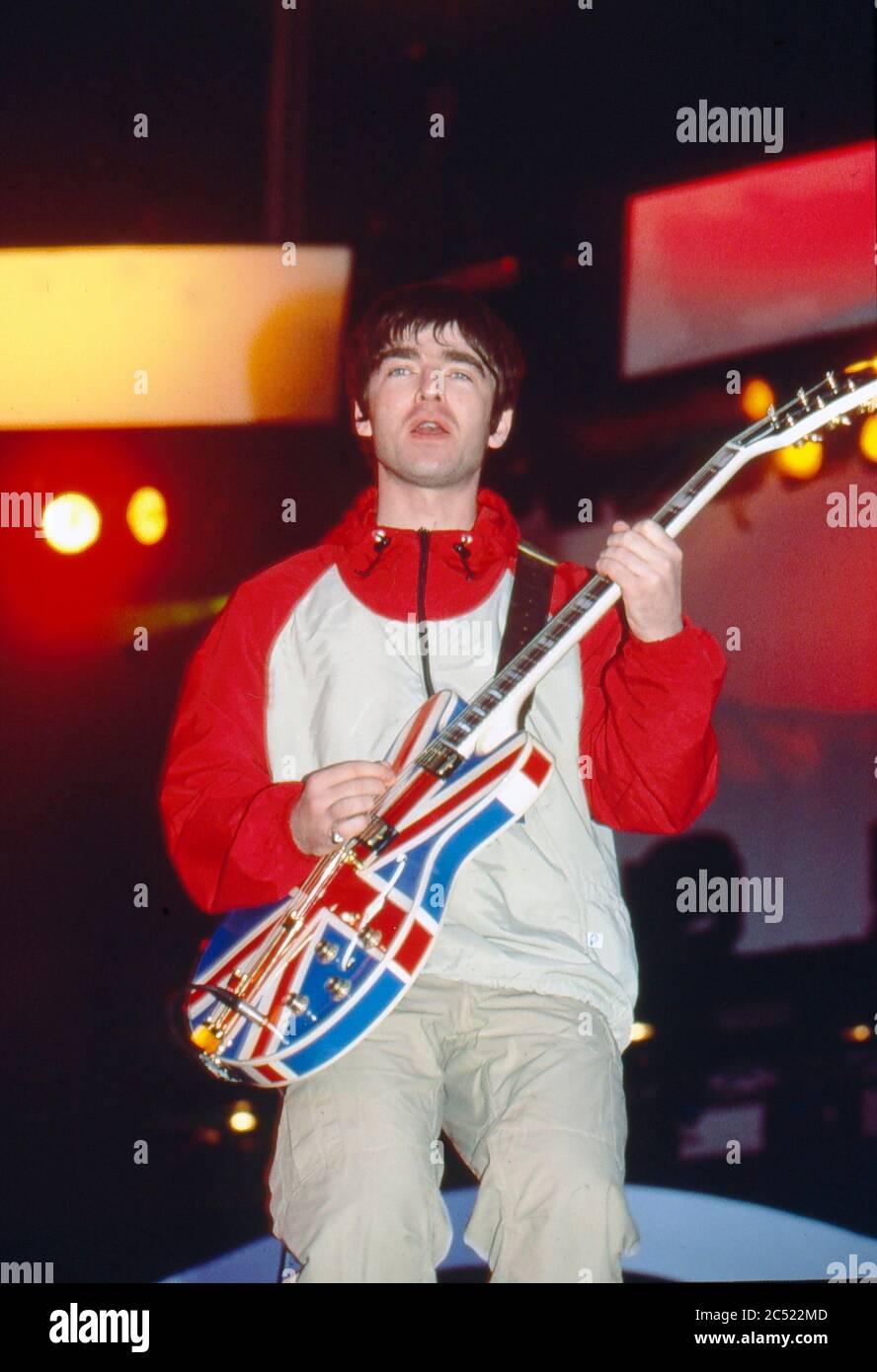Oasis in concerto al Manchester City Stadium in Maine Road, Manchester 27 aprile 1996: Noel Gallagher Foto Stock