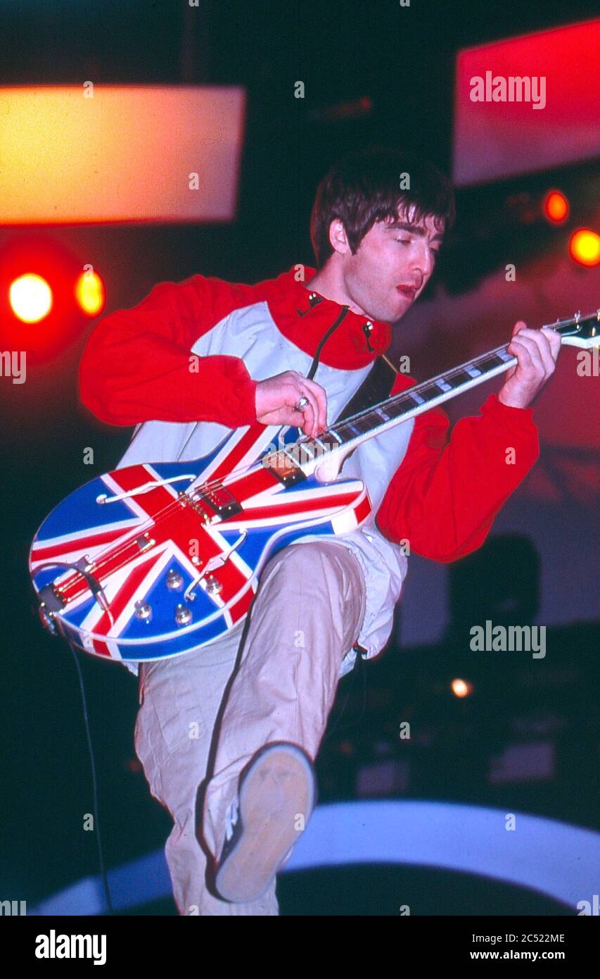 Oasis in concerto al Manchester City Stadium in Maine Road, Manchester 27 aprile 1996: Noel Gallagher Foto Stock