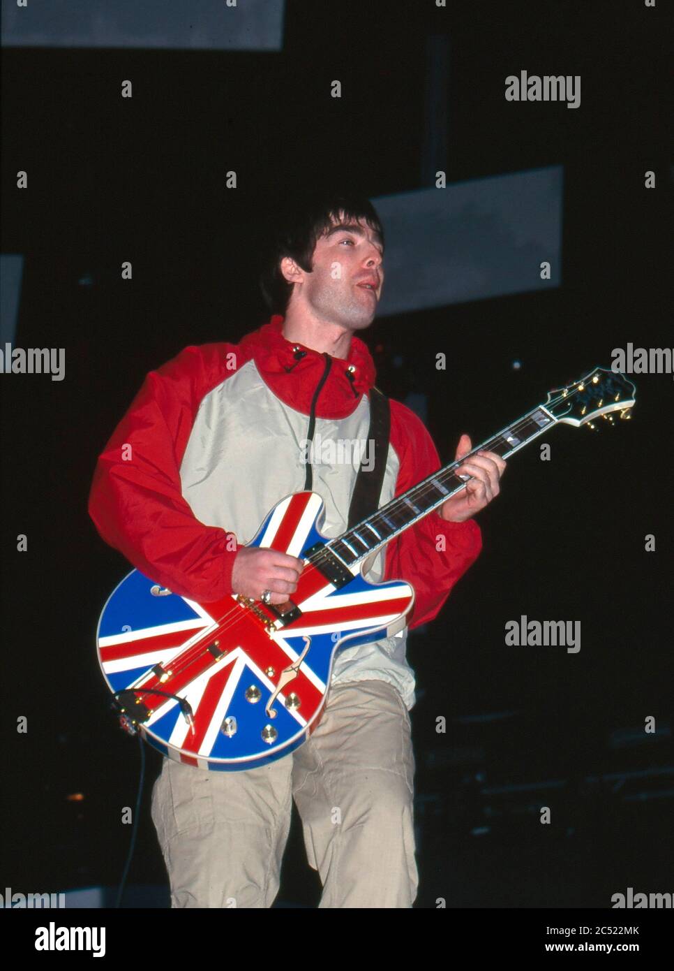 Oasis in concerto al Manchester City Stadium in Maine Road, Manchester 27 aprile 1996: Noel Gallagher Foto Stock