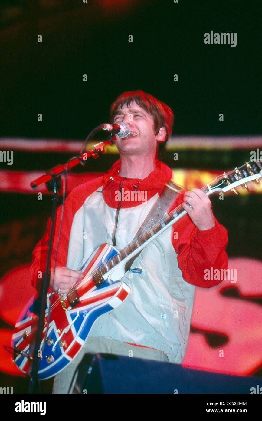 Oasis in concerto al Manchester City Stadium in Maine Road, Manchester 27 aprile 1996: Noel Gallagher Foto Stock