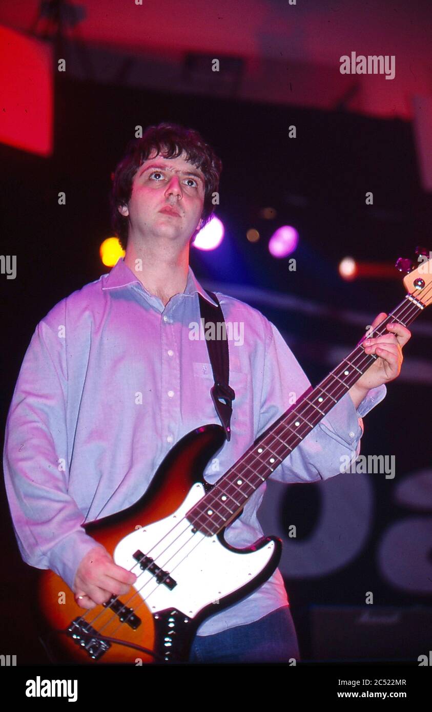 Oasis in concerto al Manchester City Stadium in Maine Road, Manchester 27 Aprile 1996: Paul 'Guigsy' McGuigan Foto Stock