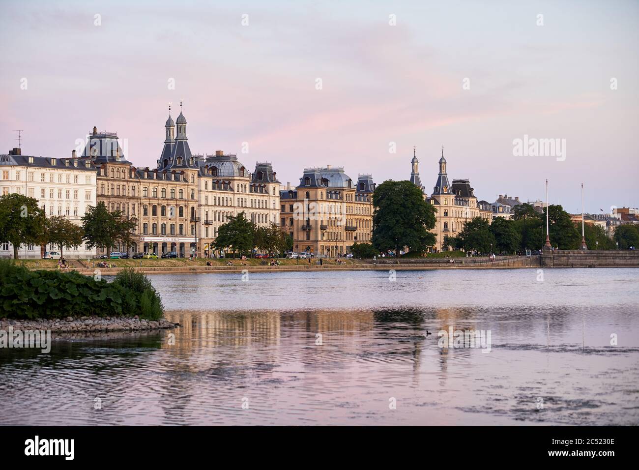 Vista su Sortedams Sø verso Søtorvet, luce serale; Copenhagen, Danimarca Foto Stock