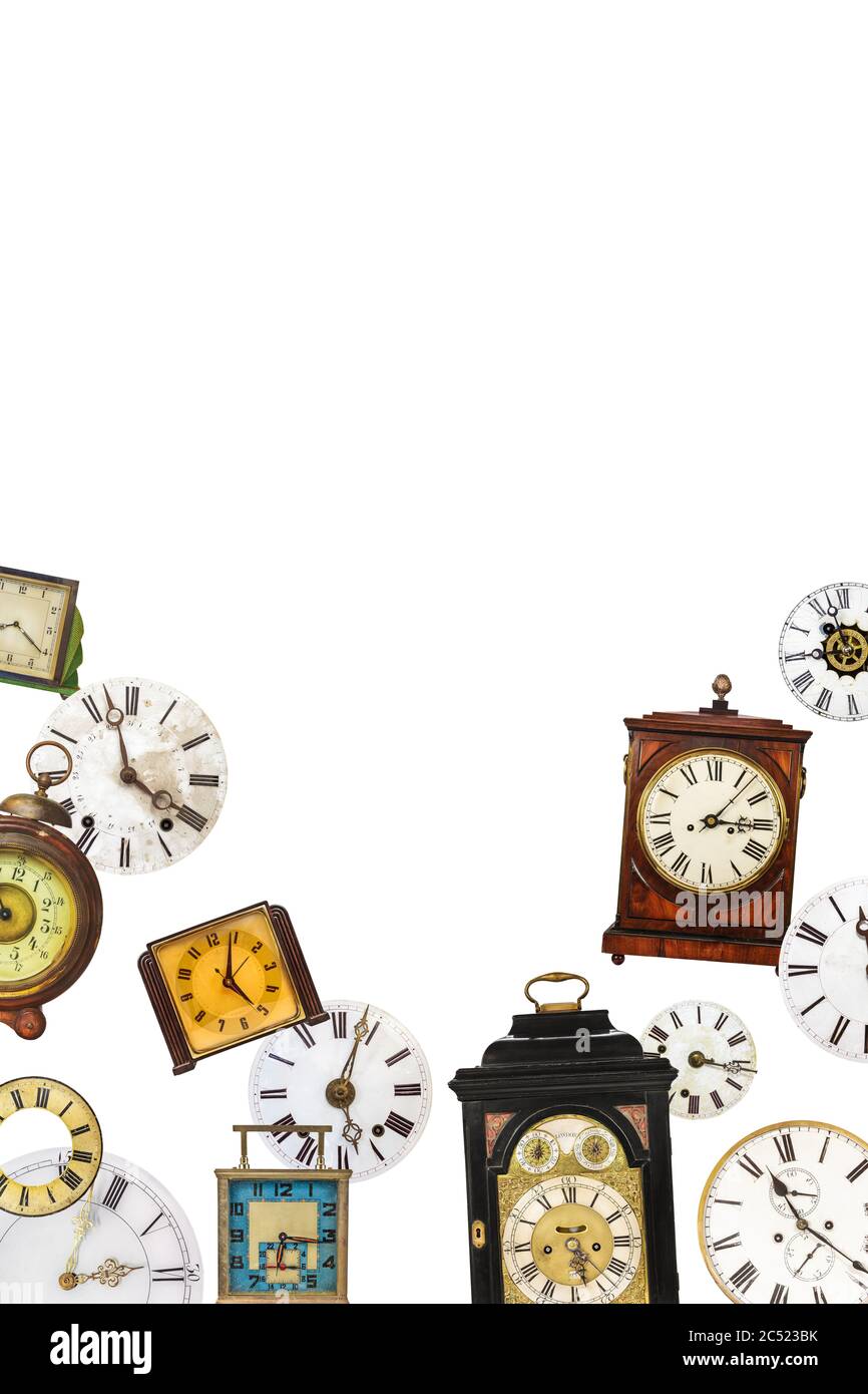 Raccolta di diversi orologi da tavolo vintage e orologi da tavolo isolati su sfondo bianco Foto Stock