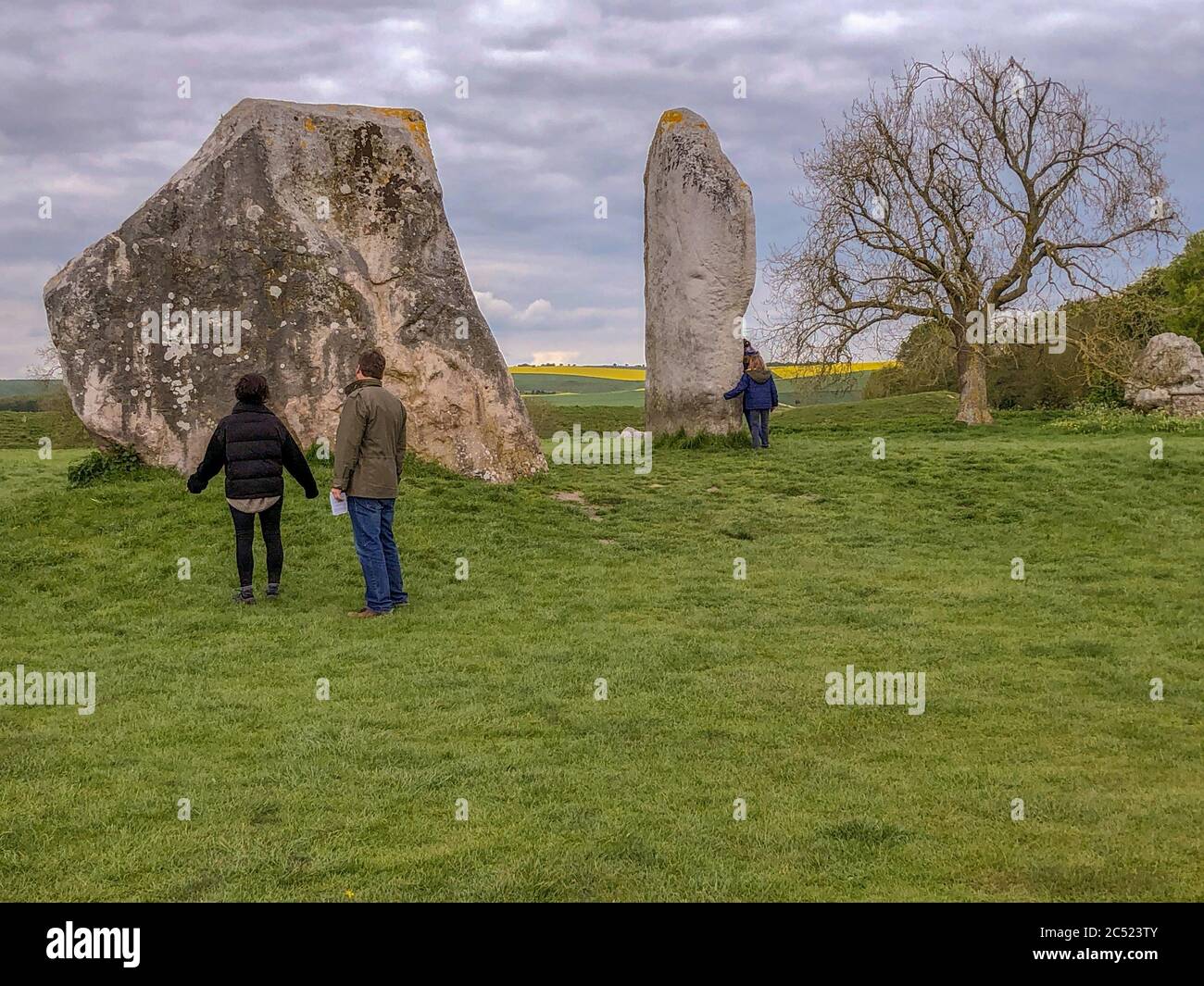 Wiltshire / Regno Unito - 1 giugno 2019: I turisti esaminano le pietre circolari dell'henge della pietra ad Avebury Hege Foto Stock