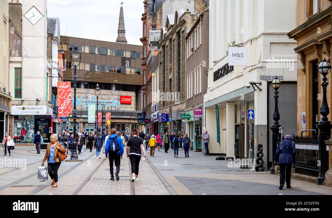 Dundee, Tayside, Scozia, Regno Unito. 30 giugno 2020. Tempo in Gran Bretagna: Giornata umida con alcuni incantesimi luminosi e soleggiati in tutta la Scozia Nord Est, temperatura massima 19°C. Il secondo giorno di riapertura dei negozi non essenziali, mentre i clienti fanno shopping nel centro di Dundee. Tra quelli riaperti sono i negozi di High Street, i negozi di Murraygate, i centri commerciali Wellgate e Overgate e il personale stanno accogliendo i clienti con le nuove linee guida di Covid-19 di distanza sociale. Credit: Dune Photographics/Alamy Live News Foto Stock