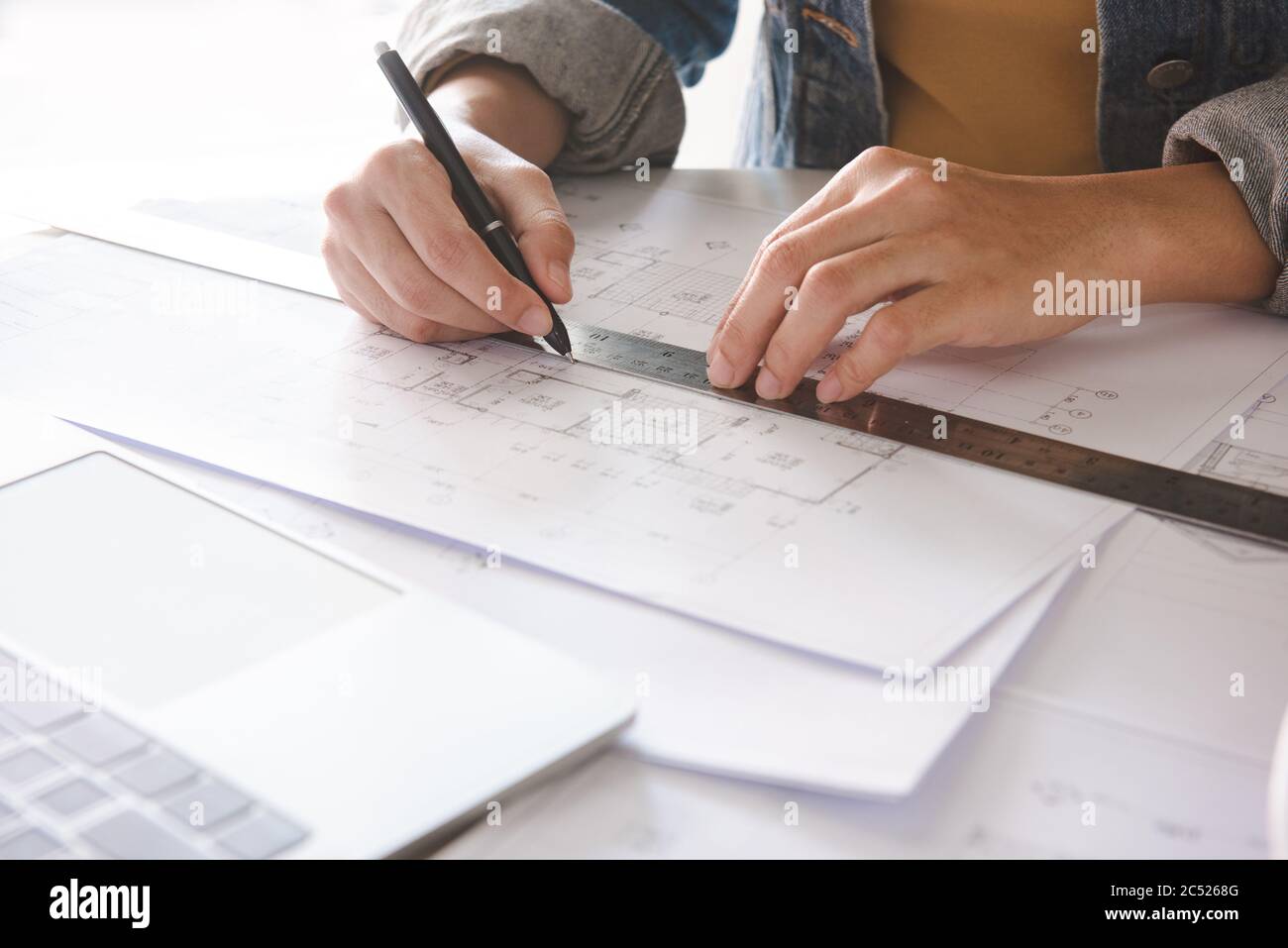 Architetto ingegnere che lavora su progetto di casa di progetto immobiliare sul posto di lavoro. Costruzione & costruzione concetto. Foto Stock