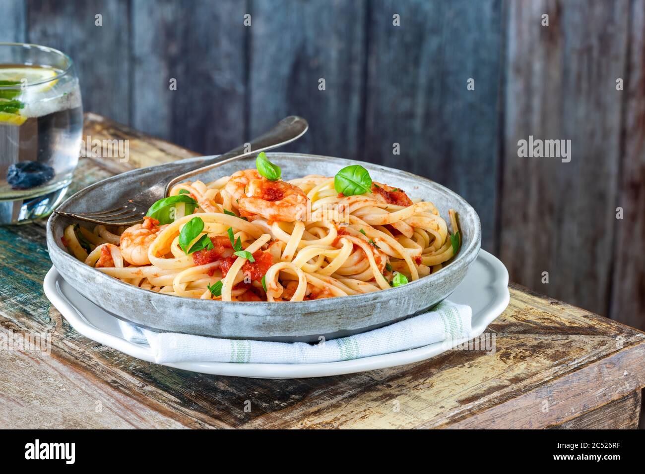 Linguine con gamberi in salsa di pomodoro e aglio Foto Stock