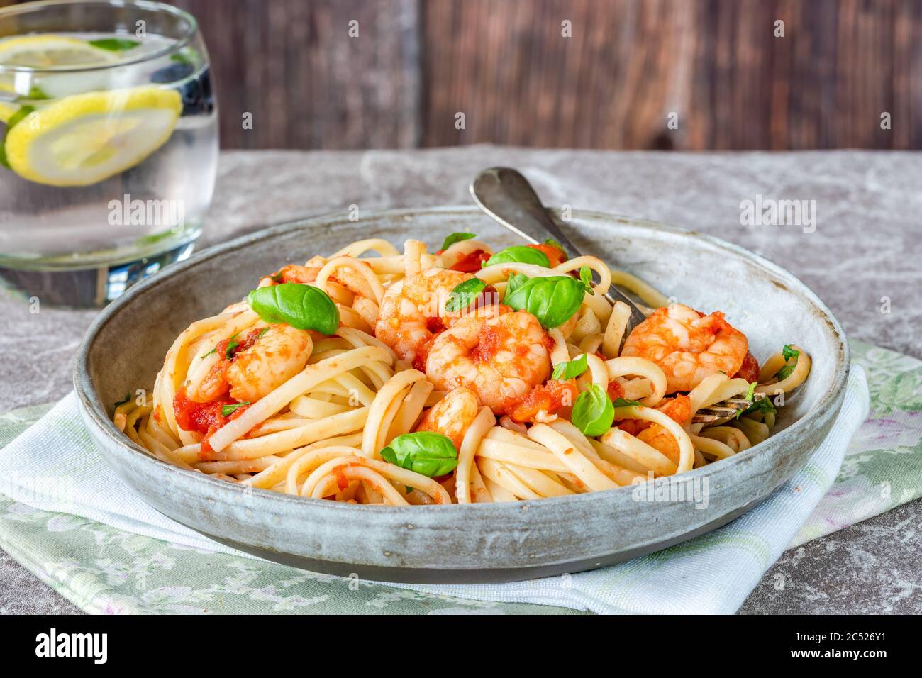 Linguine con gamberi in salsa di pomodoro e aglio Foto Stock