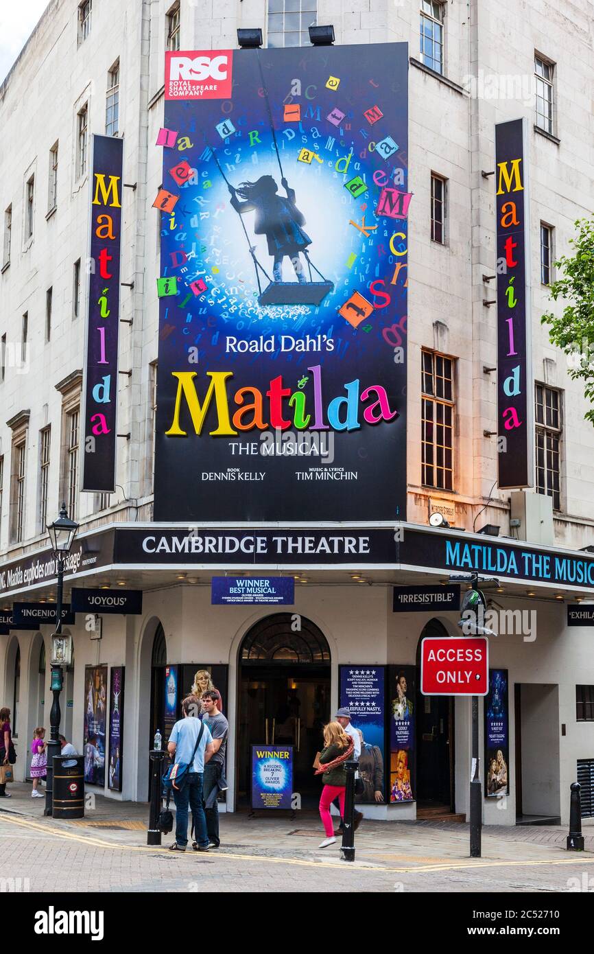 Esterno con esposizione di Matilda The Musical, Cambridge Theatre, Covent Garden, Londra, Inghilterra, Regno Unito Foto Stock
