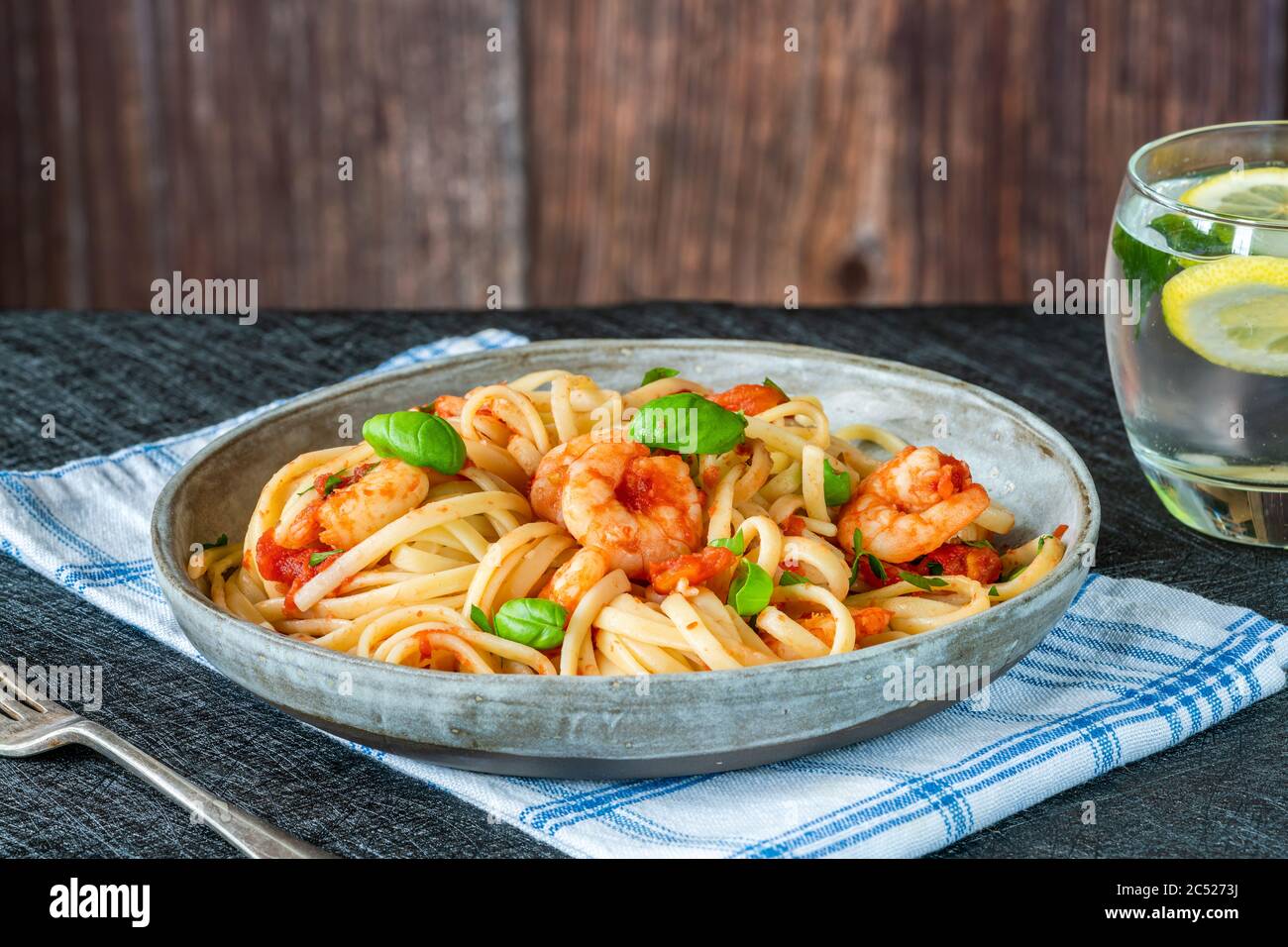 Linguine con gamberi in salsa di pomodoro e aglio Foto Stock