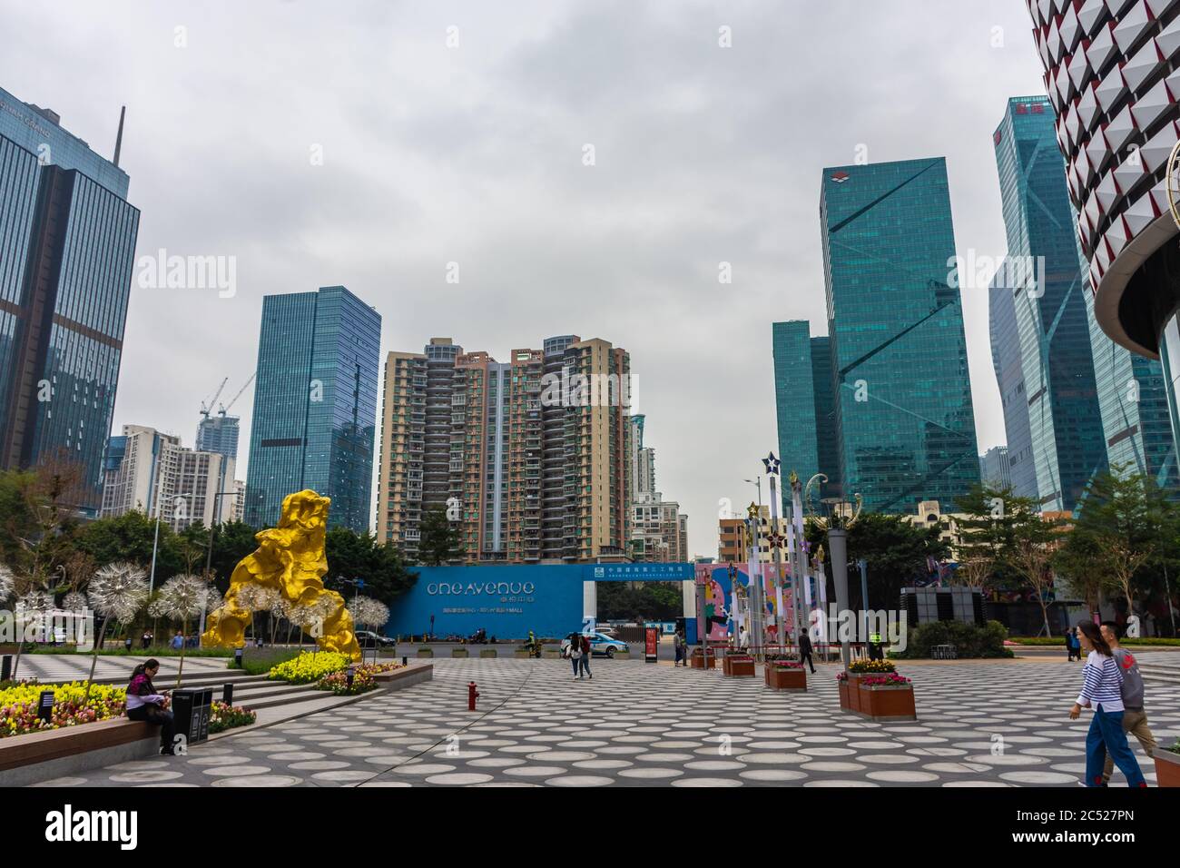 SHENZHEN, CINA, 02 GENNAIO 2020: Uomini d'affari nel distretto finanziario di Shenzhen Foto Stock