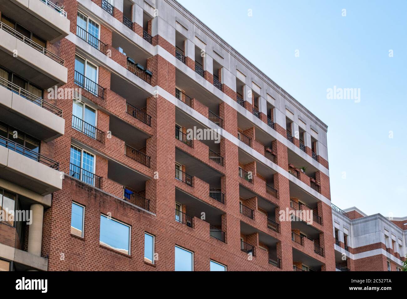 Edificio simmetrico con balconi. Foto Stock