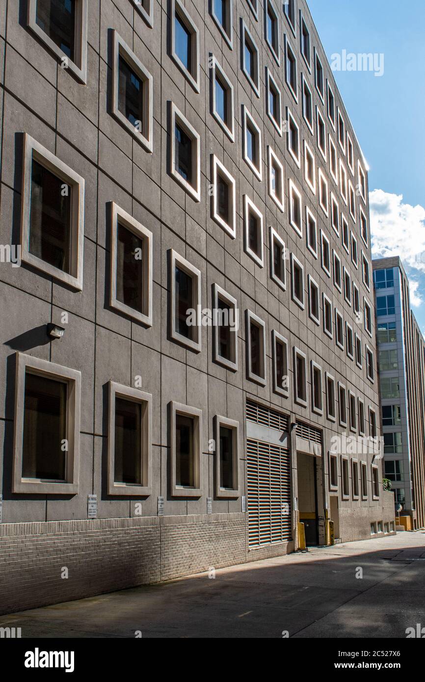 Vicolo posteriore dell'edificio dell'ufficio con dock di carico. Foto Stock