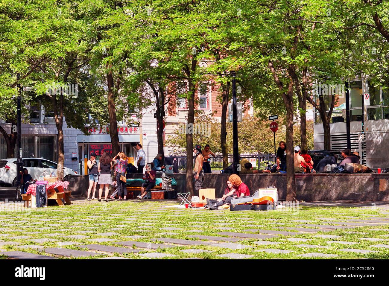 Montreal, Canada - Giugno, 2018: Diversità di persone canadesi nel parco della pace o Place de la paix a Montreal, Quebec, Canada. Vita pubblica in Canada. Foto Stock