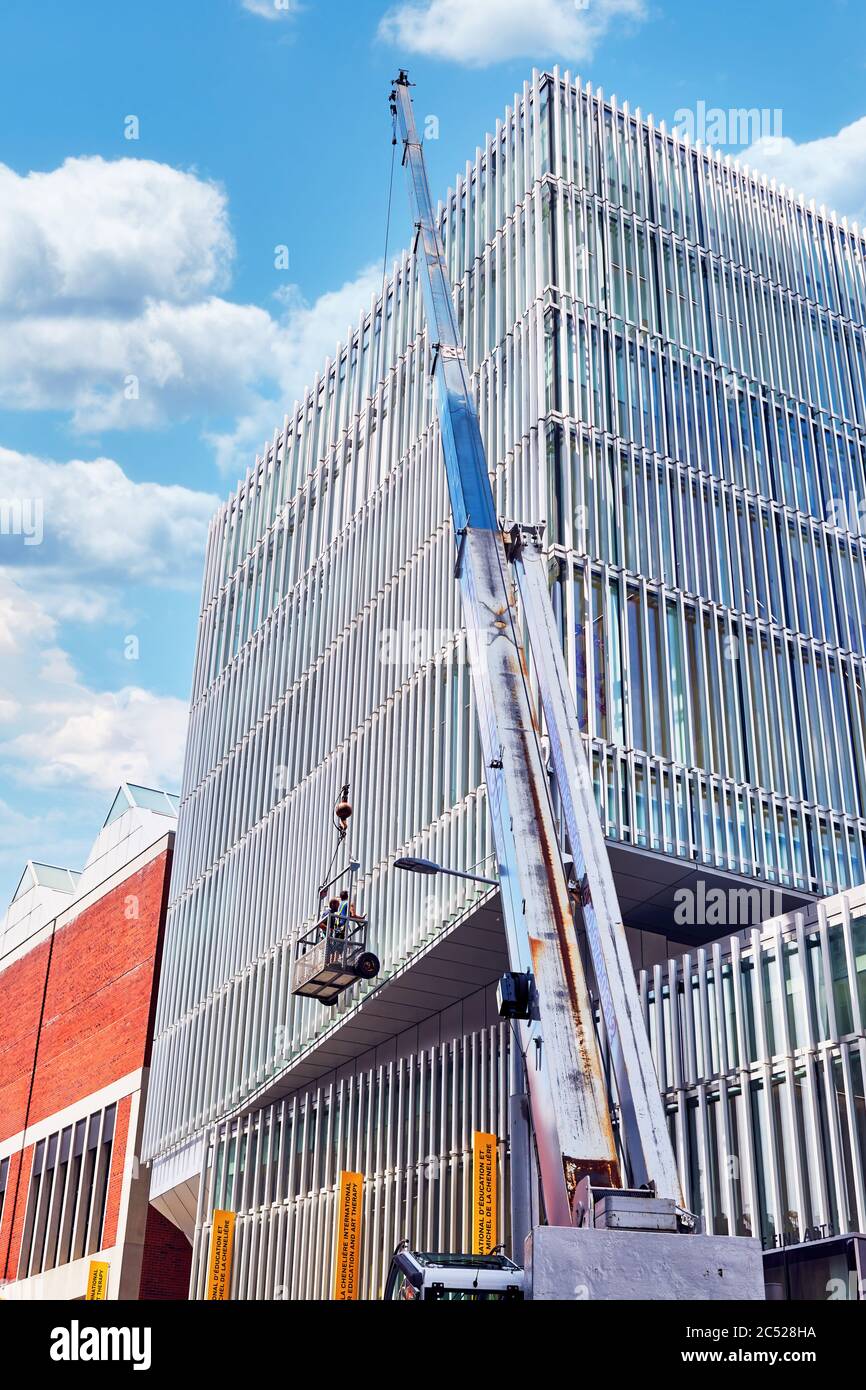 Un Operaio Di Lavanderia Di Una Finestra Si Appende a Un Grattacielo Di Un  Edificio Alto E Lava Vetri Di Grandi Dimensioni Per Fotografia Stock -  Immagine di gestione, rischio: 219044370