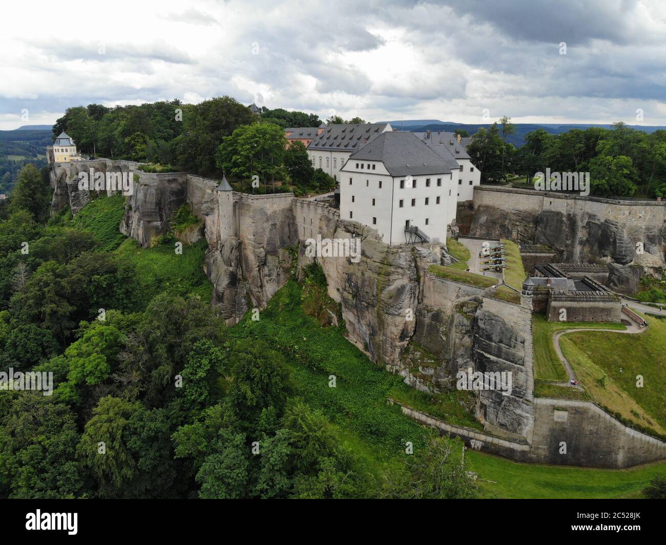 Vista aerea della Fortezza di Königstein la 'Bastiglia di Saxon', una fortezza collinare vicino Dresda, in Svizzera sassone, Germania, è una delle più grandi colline Foto Stock