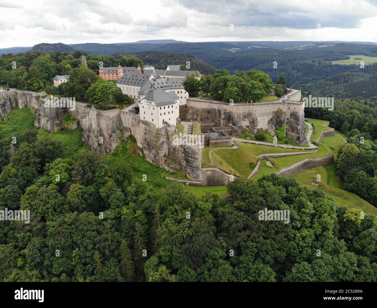 Vista aerea della Fortezza di Königstein la 'Bastiglia di Saxon', una fortezza collinare vicino Dresda, in Svizzera sassone, Germania, è una delle più grandi colline Foto Stock