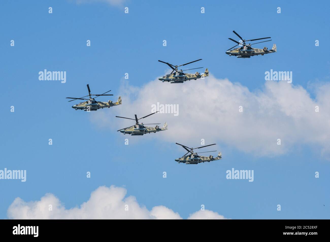 MOSCA, RUSSIA - GIU 2020: L'elicottero russo Ka-52, completamente nuovo, alla parata in onore del 75° anniversario della Foto Stock