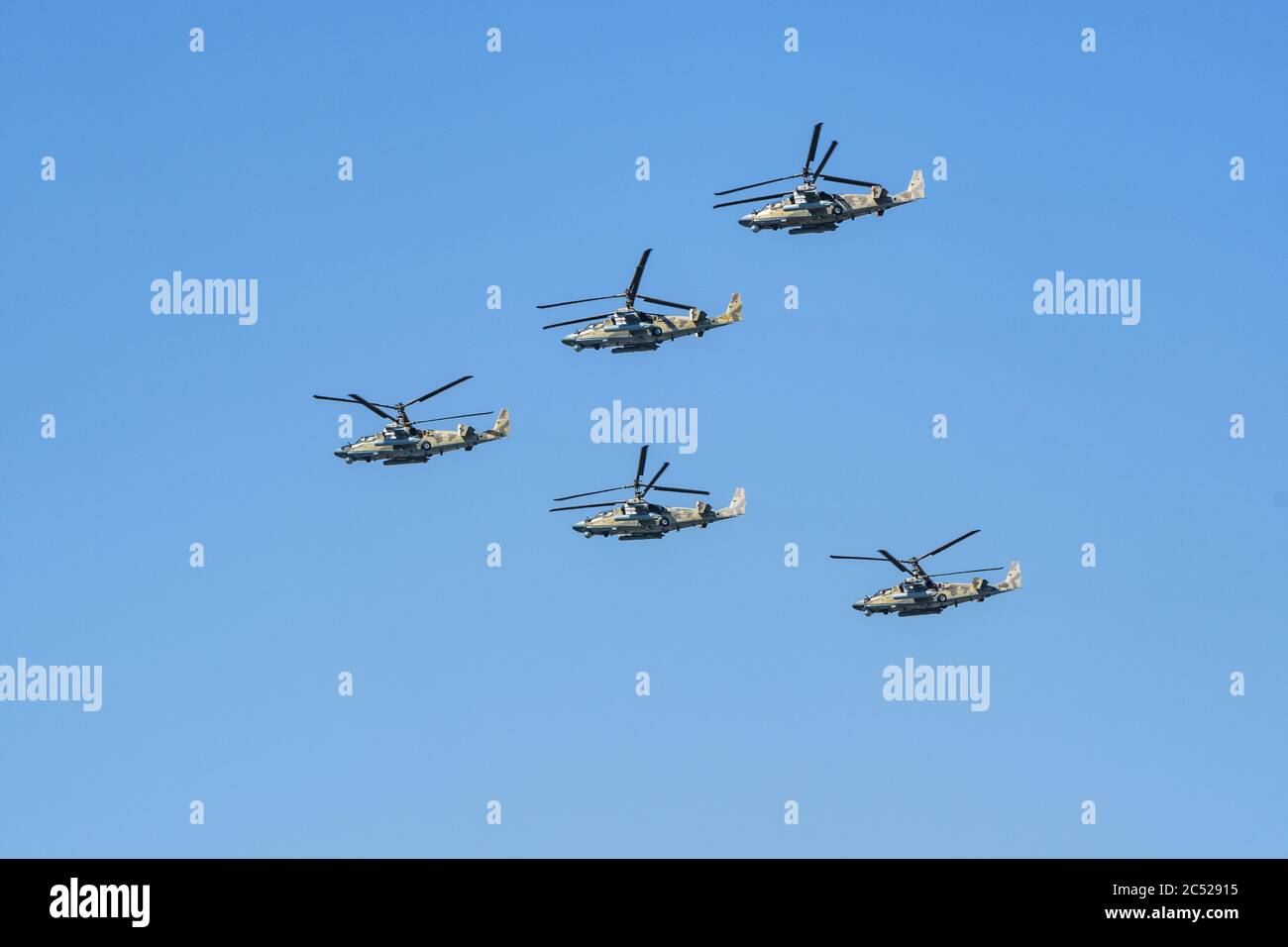 MOSCA, RUSSIA - GIU 2020: L'elicottero russo Ka-52, completamente nuovo, alla parata in onore del 75° anniversario della Foto Stock
