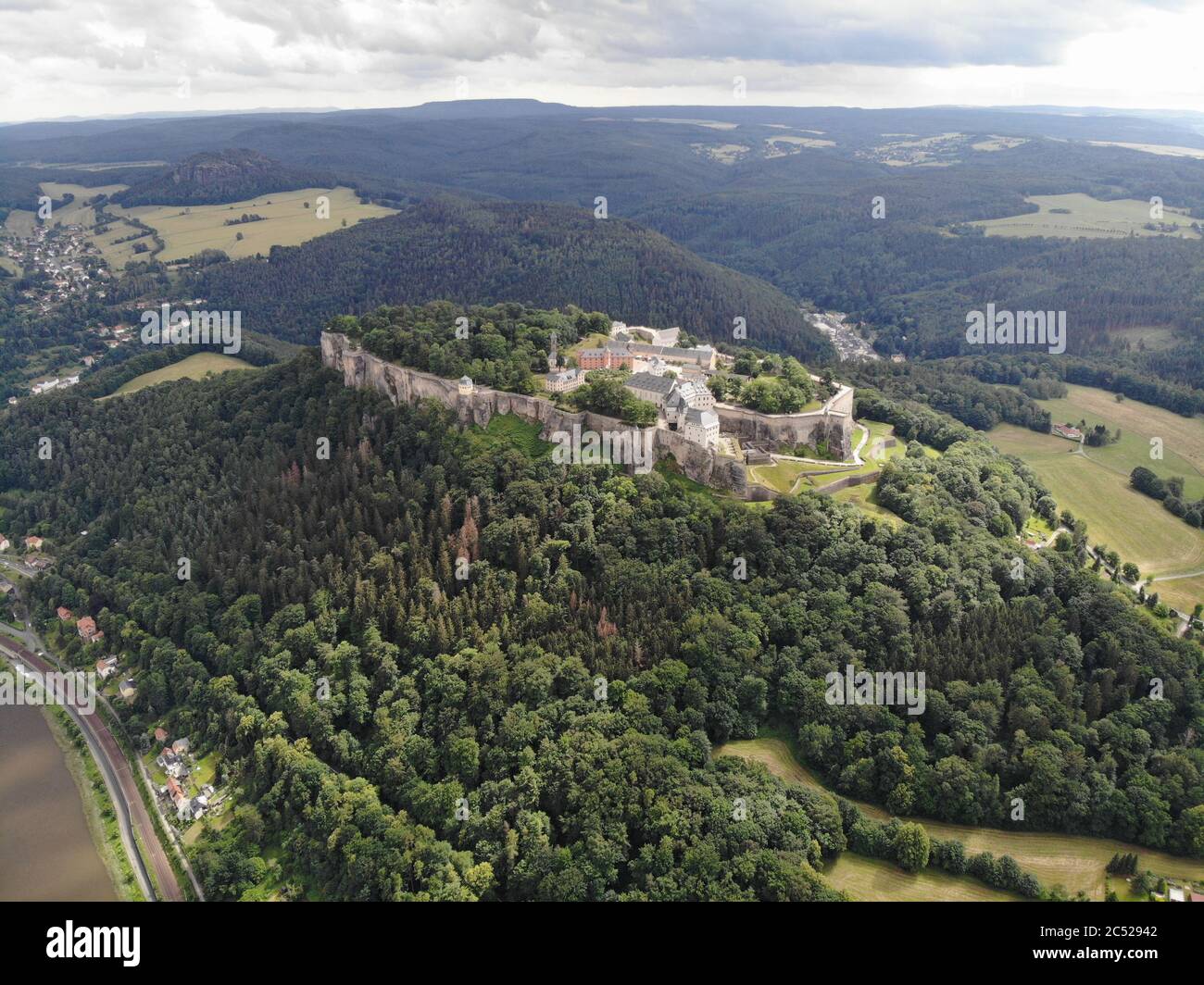 Vista aerea della Fortezza di Königstein la 'Bastiglia di Saxon', una fortezza collinare vicino Dresda, in Svizzera sassone, Germania, è una delle più grandi colline Foto Stock