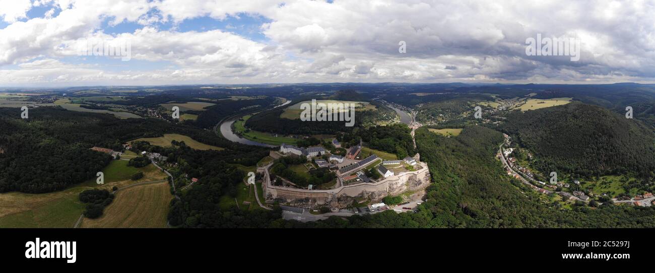 Vista aerea della Fortezza di Königstein la 'Bastiglia di Saxon', una fortezza collinare vicino Dresda, in Svizzera sassone, Germania, è una delle più grandi colline Foto Stock