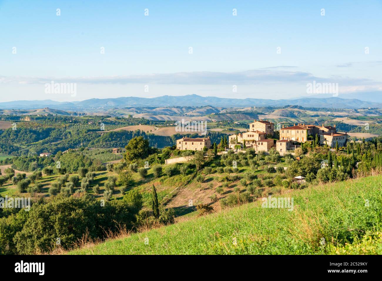 Landschaft der Crete Senesi, einem Getreideanbaugebiet mit karstigen Abschnitten. Hier im Herstlichen Abendlicht Foto Stock