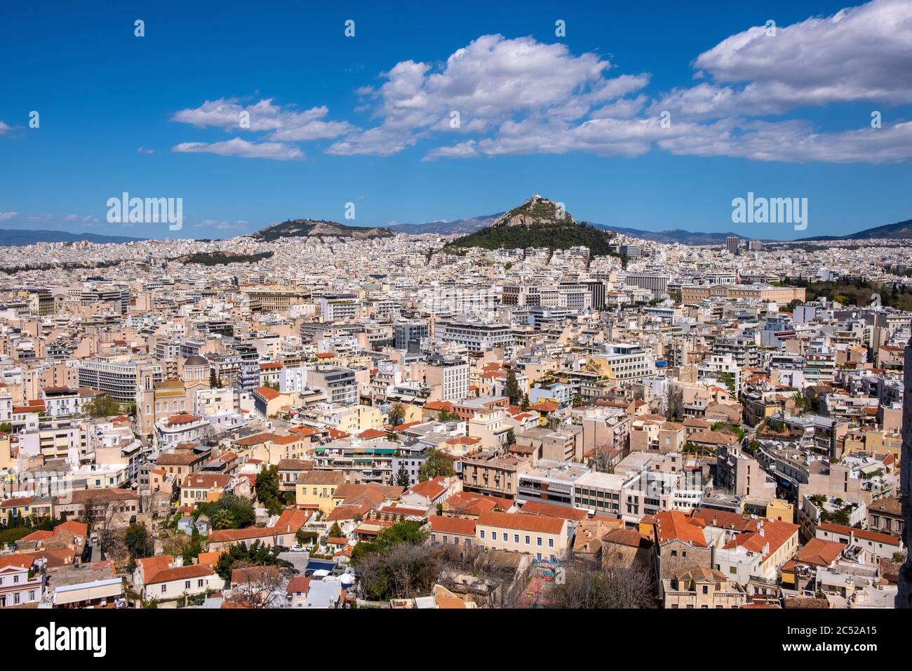 Atene, Attica / Grecia - 2018/04/02: Vista panoramica della metropolitana di Atene con la collina Lycabettus Lycabettus e il parco Pedion tou Areos visto da Areopa Foto Stock