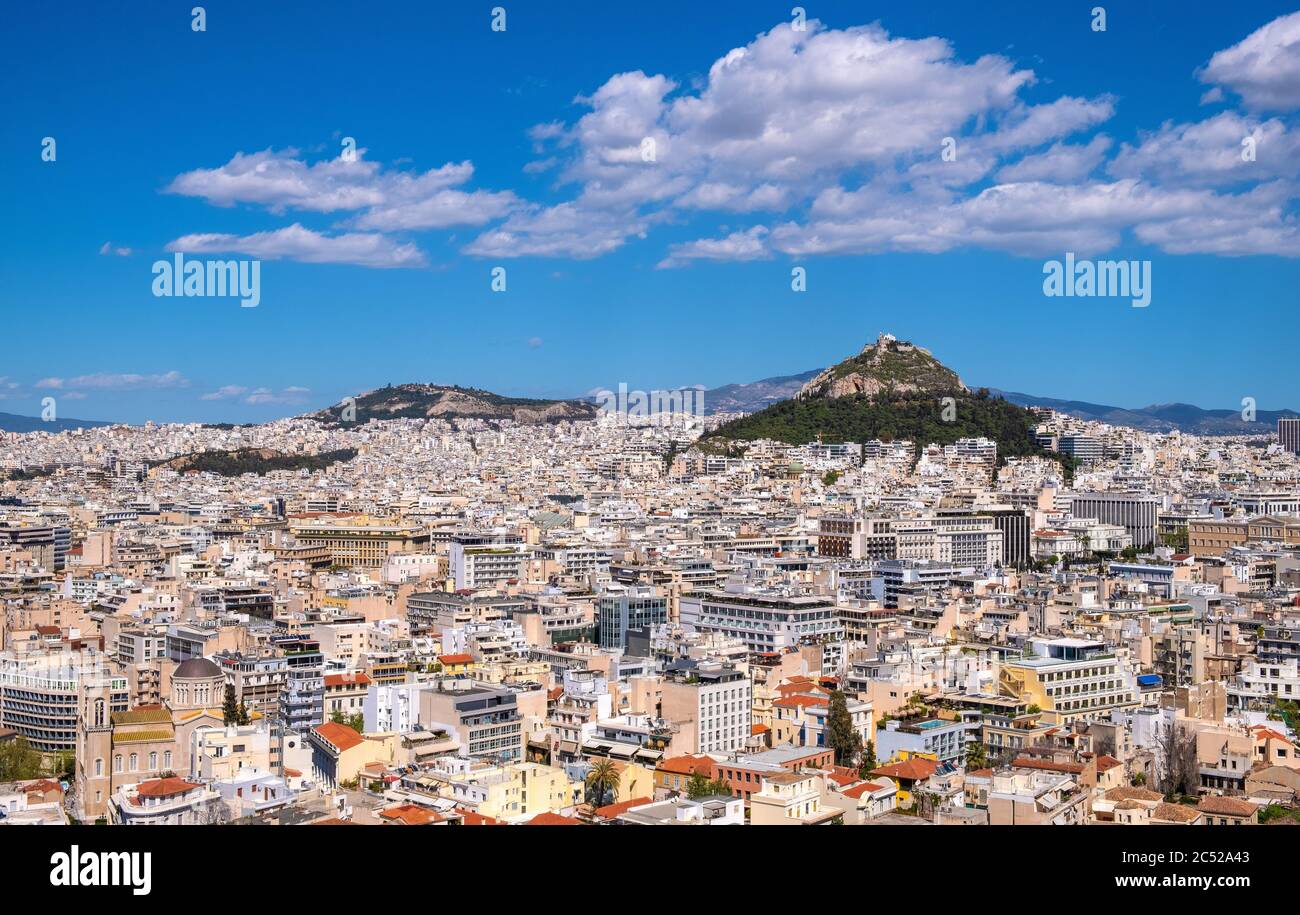 Atene, Attica / Grecia - 2018/04/02: Vista panoramica della metropolitana di Atene con la collina Lycabettus Lycabettus e il parco Pedion tou Areos visto da Areopa Foto Stock