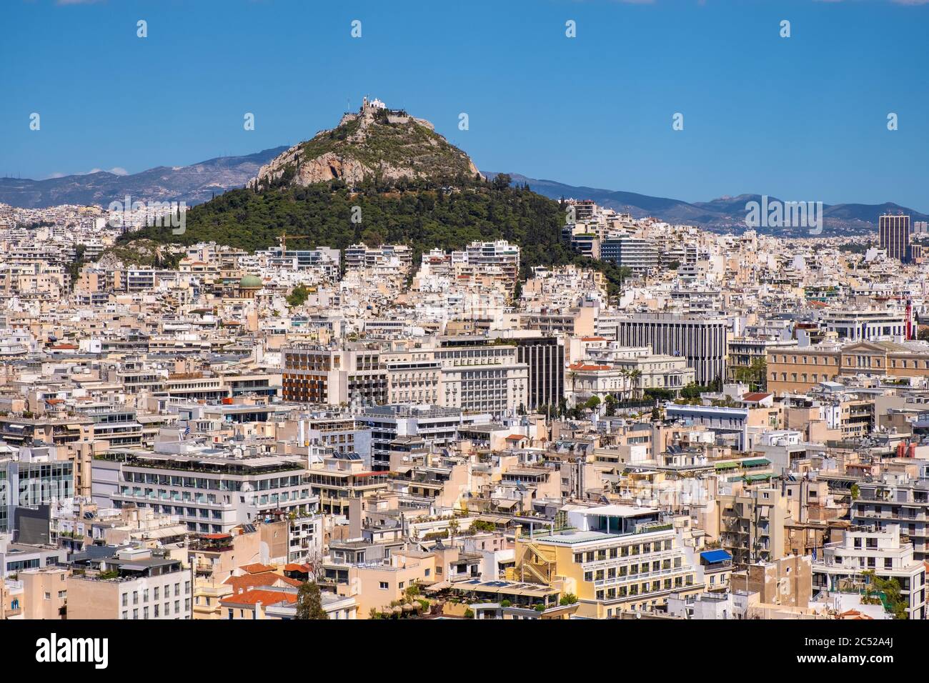 Atene, Attica / Grecia - 2018/04/02: Vista panoramica della metropolitana di Atene con la collina Lycabettus Lycabettus e il parco Pedion tou Areos visto da Areopa Foto Stock