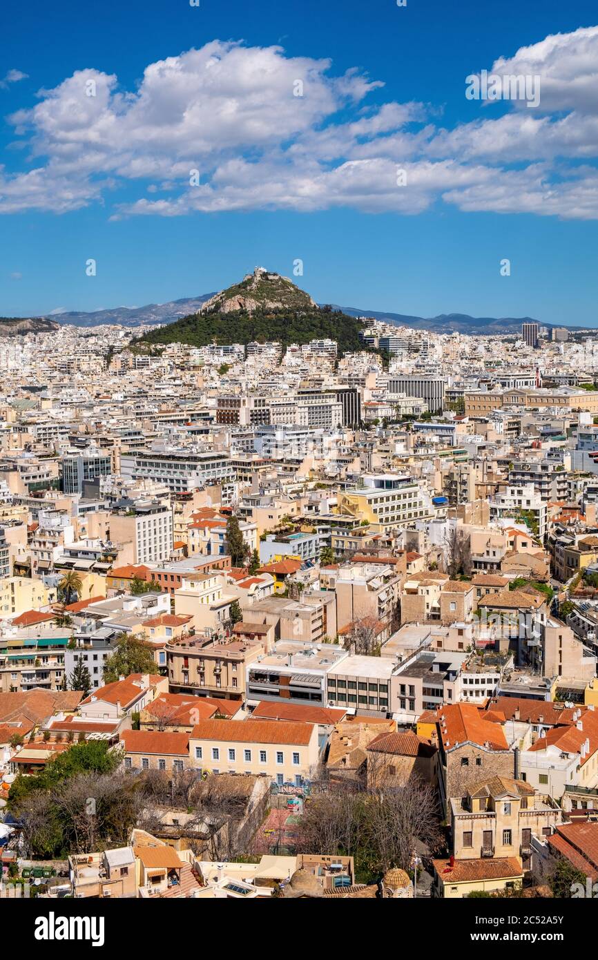Atene, Attica / Grecia - 2018/04/02: Vista panoramica della metropolitana di Atene con la collina Lycabettus Lycabettus e il parco Pedion tou Areos visto da Areopa Foto Stock