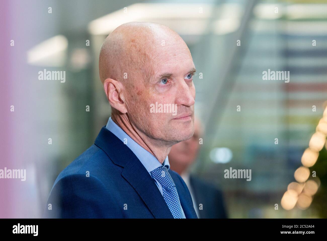 DEN HAAG, 30-06-2020, Ernst Kuipers del Landelijk Netwerk acute Zorg (LNAZ) consegna al Ministro voor Medische Zorg Martin van Rijn un rapporto sull'aumento della capacità di assistenza intensiva negli ospedali olandesi. LNAZ overhandigt een rapport over de toename van de IC capaciteit in Nederlandse ziekenhuizen aan Minister voor Medische Zorg Martin van Rijn. Foto Stock