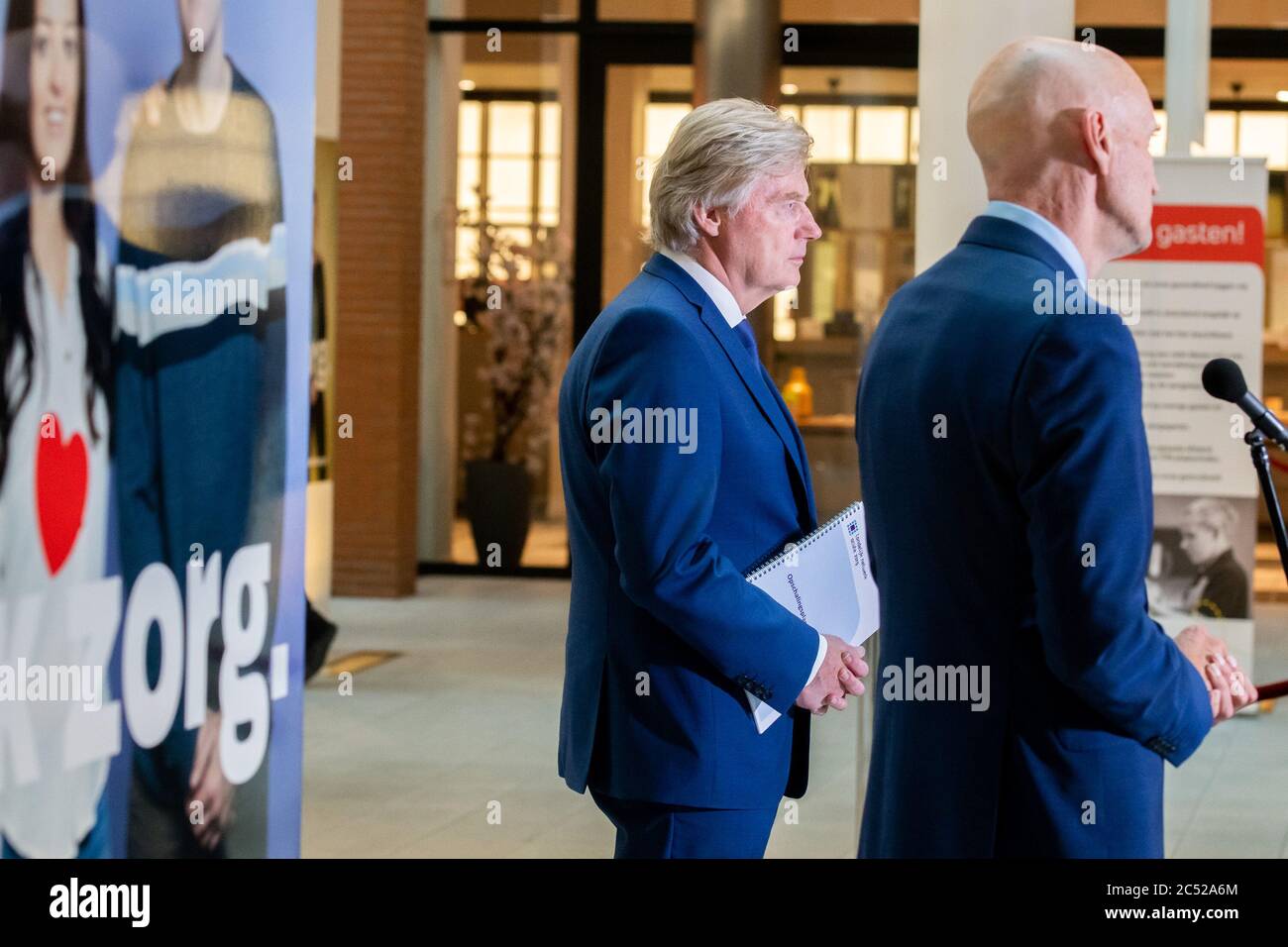 DEN HAAG, 30-06-2020, Ernst Kuipers del Landelijk Netwerk acute Zorg (LNAZ) consegna al Ministro voor Medische Zorg Martin van Rijn un rapporto sull'aumento della capacità di assistenza intensiva negli ospedali olandesi. LNAZ overhandigt een rapport over de toename van de IC capaciteit in Nederlandse ziekenhuizen aan Minister voor Medische Zorg Martin van Rijn. Foto Stock