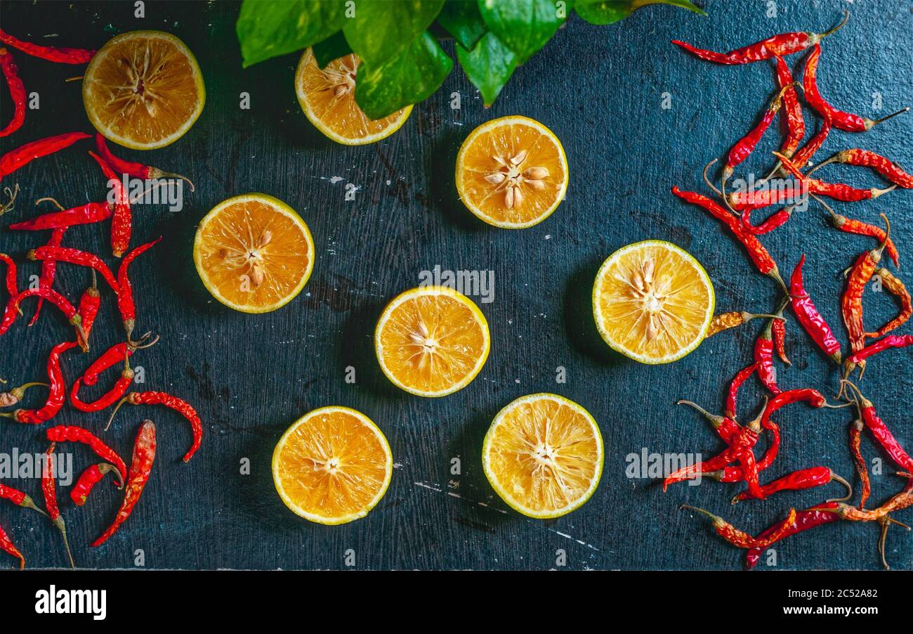 Frutta di stagione dolce limone con peperoncino rosso decorato su tavolo. Foto Stock