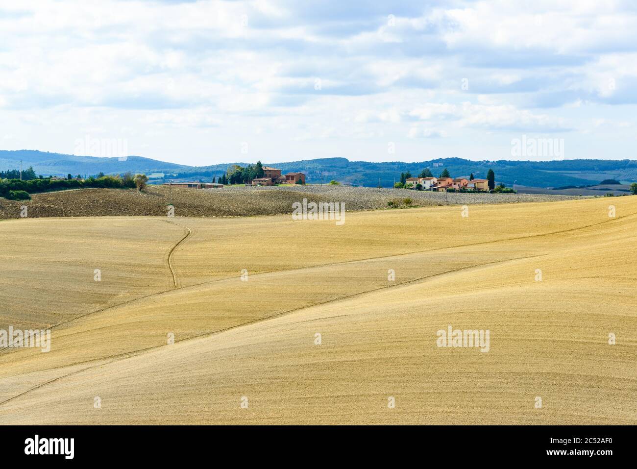 Die Crete Senesi südlich von Siena im Herbst. Nach der Ernte kommt der erdige Charakter der Landschaft durch die verschiedenen Farben des Ackerbodens Foto Stock