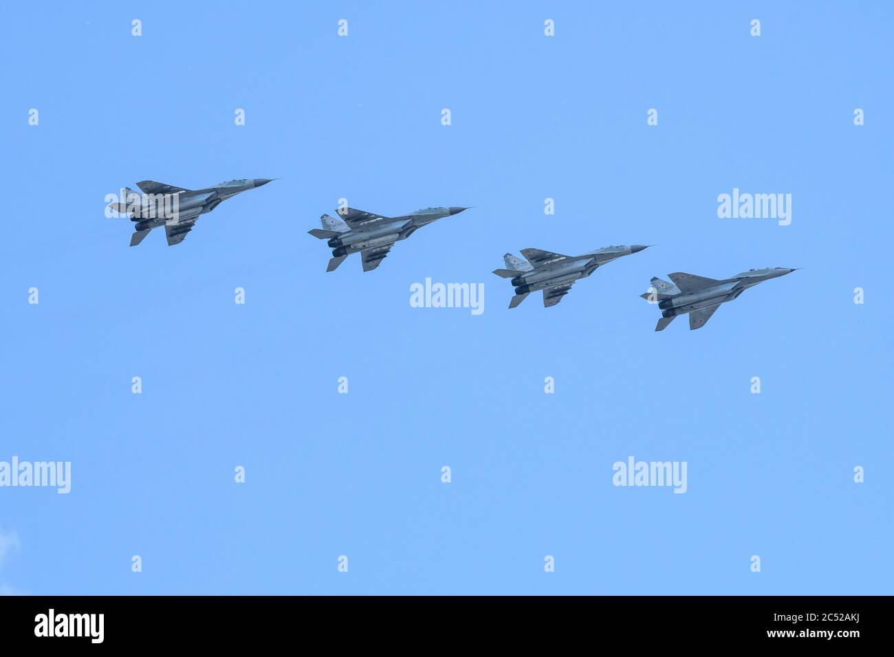 MOSCA, RUSSIA - GIU 2020: La quarta generazione di combattente russo multiruolo MIG-29 (fulcro) alla sfilata in onore del 75° anniversario del vic Foto Stock