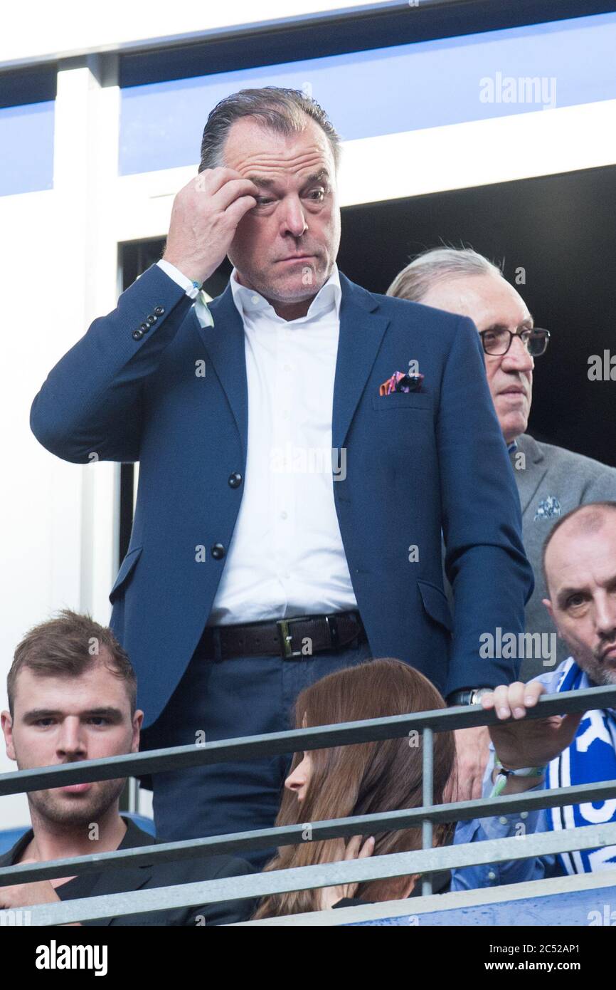 Clemens TOENNIES si dimette come presidente del club di calcio Bundesliga Schalke 04. Questo è riportato dall'ARD sport show. Dopo che Corona ha intrappitato nel suo commercio della carne, Toennies era stato criticato pesantemente. Clemens TOENNIES (TvÉ¬ñNNIES, presidente, GE) su Tribuene, TribvÉ¬ºne, mezza figura, mezza figura, formato ritratto, calcio 1. Bundesliga, 29° appuntamento, HSV Amburgo Amburgo Amburgo (HH) - FC Schalke 04 (GE) 3 : 2, il 7 aprile 2018 ad Amburgo/Germania. vÇ¬ | utilizzo in tutto il mondo Foto Stock